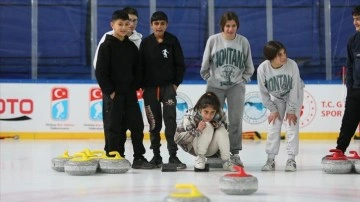 Digor'da çocuklar curlingle tanışıyor