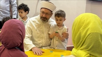 Diyanet İşleri Başkanı Erbaş, kutsal toprakların minik ziyaretçileriyle bir araya geldi