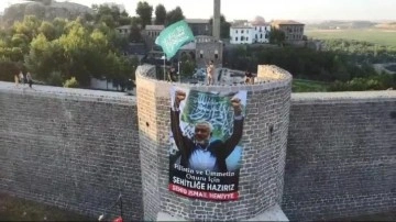 Diyarbakır'da tarihi surlara, İsmail Haniye'nin posteri asıldı