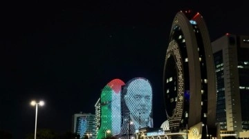 Doha'da bazı binalara Filistin bayrağı ve İsmail Heniyye'nin fotoğrafı yansıtıldı