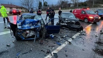 Düzce'de feci kaza. İki otomobil kafa kafaya çarpıştı: Ölü ve yaralılar var