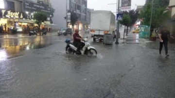 Düzce&rsquo;de yağmur sokakları göle çevirdi