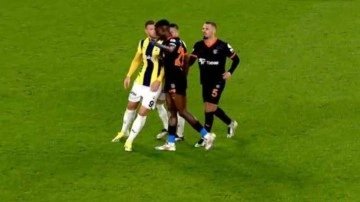 Dzeko'nun kaşı yarıldı! Kadıköy'de kırmızı kart çıktı