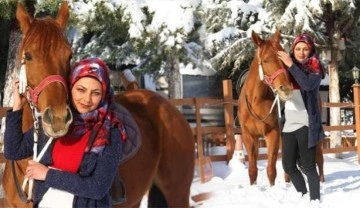 Elazığ'da 2 çocuk annesi kadın yapamazsın diyenlere inat seyis oldu