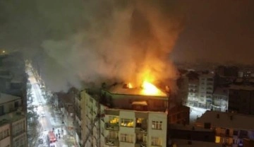 Elazığ&rsquo;da 6 katlı binada korkutan yangın, ekiplerin müdahalesi sürüyor