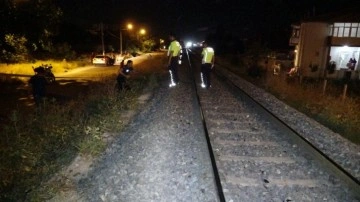 Elazığ'da karşıya geçmeye çalışan kadın ve çocuğa tren çarptı