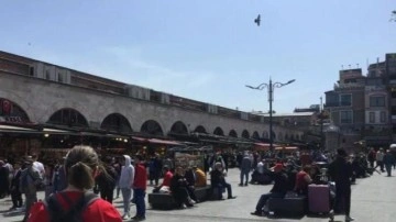 Eminönü'nde bayram alışverişi yoğunluğu yaşanıyor