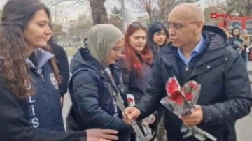 Emniyet Müdürü, görevli kadın polislere çiçek verdi