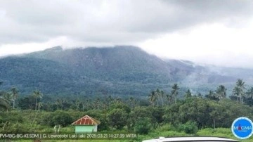 Endonezya'da Lewotobi Laki-laki yanardağı patladı, Bali uçuşları iptal edildi