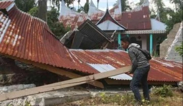 Endonezya&rsquo;da 6,2 büyüklüğünde deprem: 7 ölü, 85 yaralı