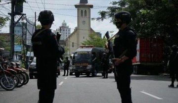 Endonezya&rsquo;da çıkan çatışmada eğlence mekanı ateşe verildi: 19 ölü