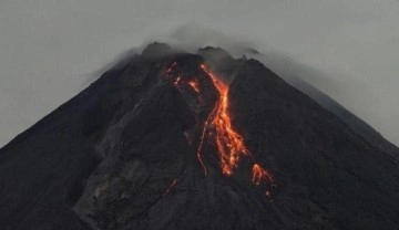 Endonezya'da Merapi Yanardağı'ndaki patlamalar nedeniyle 253 kişi tahliye edildi