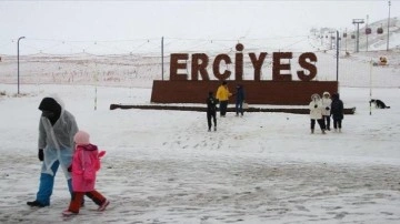 Erciyes'te kar yağışı etkili oluyor