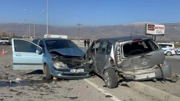 Erzincan'da kaza: İki otomobil çarpıştı!