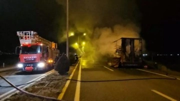 Erzincan'da seyir halinde alev alan tır kullanılamaz hale geldi