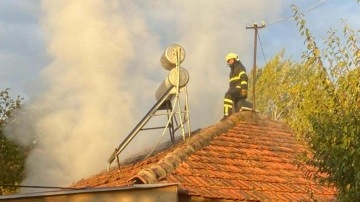 Erzincan'da yangın çıkan tek katlı ev kullanılamaz hale geldi