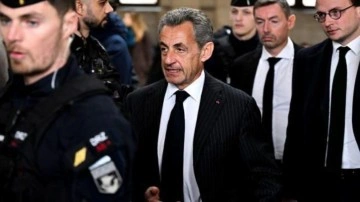 Eski Fransa Cumhurbaşkanı Sarkozy'e kelepçe vuruldu!