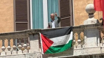 Eski İtalyan milletvekili, Temsilciler Meclisi'nin balkonuna Filistin bayrakları astı