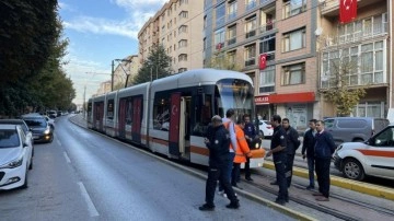 Eskişehir’de feci kaza: Bacağı tramvayın altında kaldı!