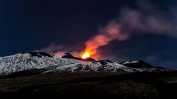 Etna Yanardağı'nda lav akışı! İtalya diken üstünde!