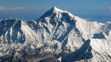 Everest Dağı'ndan dönen helikopter kayboldu