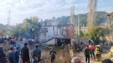 Evinde yangın çıkan yaşlı kadın hayatını kaybetti