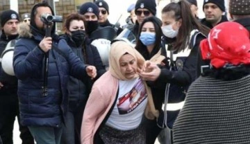 Evlat nöbetindeki anne: Kızımın elinden kalemi alıp, silah verdiler