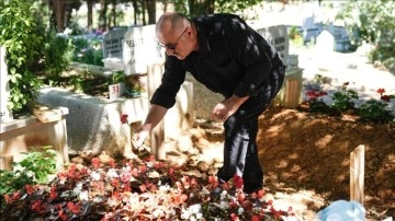 Eyüpsultan'daki kazada hayatını kaybeden Oğuz Murat Aci'nin babası oğlunun kabrini ziyaret