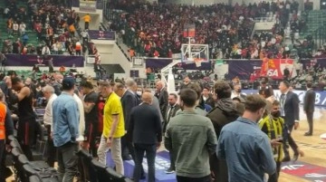 Fenerbahçe-Galatasaray maçında tribünler boşaltılıyor! Herkes soyunma odasına kaçtı