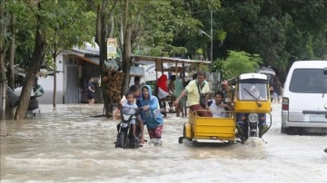 Filipinler'de etkili olan Toraji Tayfunu nedeniyle 2 bin 500 mahallenin tahliyesine karar veril