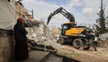 Filistinli iki aileye evlerini elleriyle yıkmak zorunda kaldı