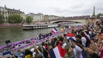 Fransa'da erkekler triatlon müsabakası Sen Nehri'nin kirliliği nedeniyle yarına ertelendi