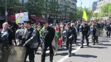 Fransa&rsquo;da Macron karşıtı protesto