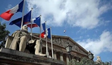 Fransız Akademisi ülkedeki "İngilizce istilasından" endişeli