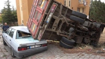 Freni boşalan kamyon park halindeki araçlara çarptı!