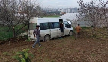 Freni tutmayan okul servisi tarlaya girdi: 5 öğrenci yaralı