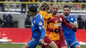 Galatasaray maçında ilginç an! Hakem kartları unuttu