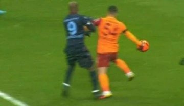 Galatasaray'dan ilk yarıda penaltı isyanı!