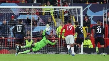 Galatasaray'ın grubu karıştı! Onana penaltı kurtardı! Manchester United tek golle kazandı