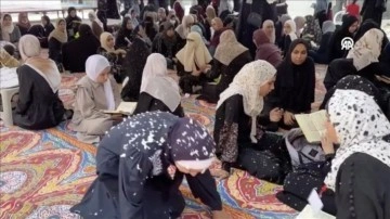 Gazze'de 300 hafız, arife gününde Kur'an-ı Kerim hatmi için toplandı