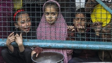 Gazze'deki hükümet: Kıtlık yüzünden bozuk yiyeceklerin yenilmesi sonucu zehirlenme vakaları gör