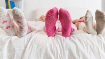Gece çorapla uyumak zararlı mı? Yatarken çorap giymek…