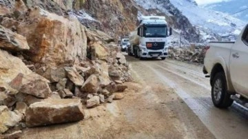 Gümüşhane'de yola kaya parçaları düştü; ulaşım tek şeritten sağlanıyor