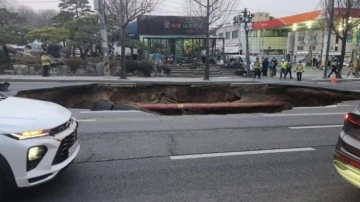 Güney Kore'de ilginç kaza... Yer yarıldı motosiklet yerin dibine girdi!