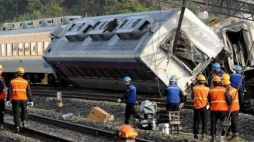 Güney Kore&rsquo;de yolcu treni raydan çıktı: 30 yaralı