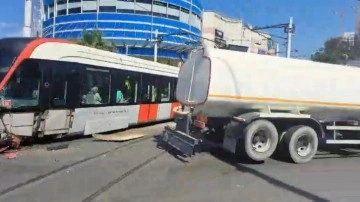 Güngören'de otomobil tramvaya çarptı!