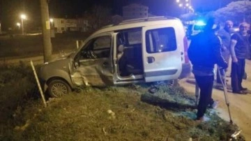 Hafif ticari araç ile motosiklet çarpıştı: 1 ölü, 2 yaralı