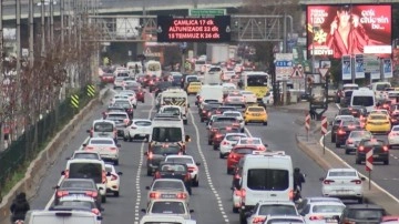 Haftanın bitişi yağmurla oldu. İstanbul’da trafik yoğunluğu yüzde 89 olarak ölçüldü