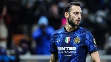 Hakan Çalhanoğlu oyundan çıktı, Milano derbisi karıştı! Ne olduysa 4 dakikada oldu