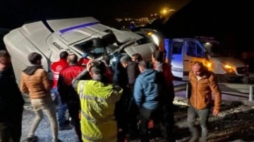 Hakkari'de kömür yüklü tır devrildi: 3 yaralı